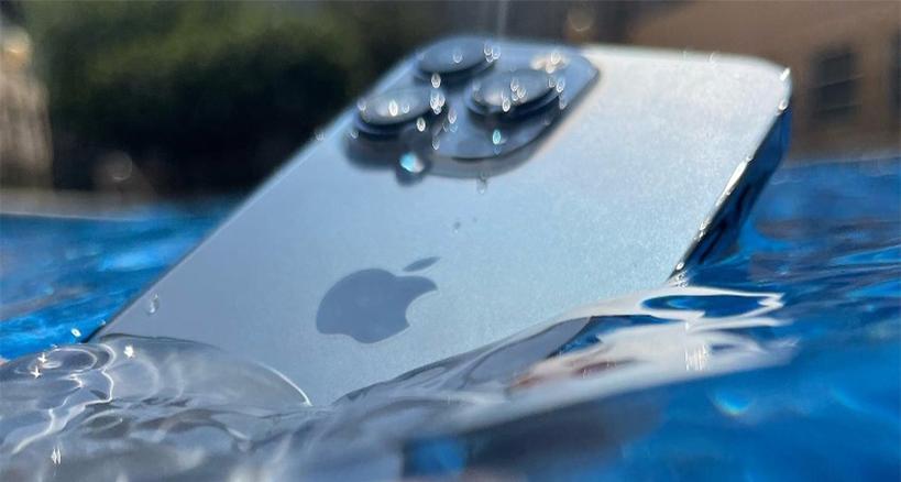آیا آیفون 15 ضد آب است؟ تست ضد آب بودن آن