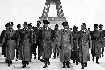 Adolf_Hitler-_Eiffel_Tower-_Paris_23_June_1940.jpg