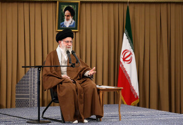 عکس | تصویری از بوسه حسن روحانی بر پیشانی رهبر انقلاب