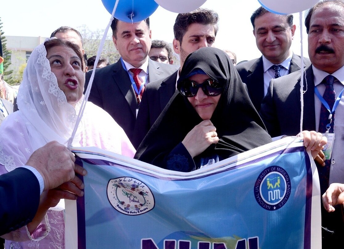 جمیله علم الهدی در پاکستان، «بانوی اول» شد /تصاویری از حضور در مراسم افتتاح با عینک آفتابی