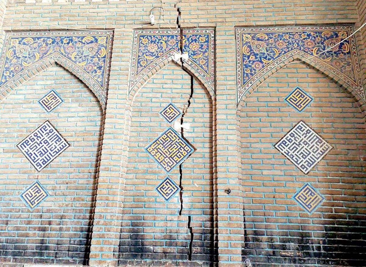 آژیر قرمز در اصفهان / فرونشست به آثار باستانی هم رسید + عکس 2