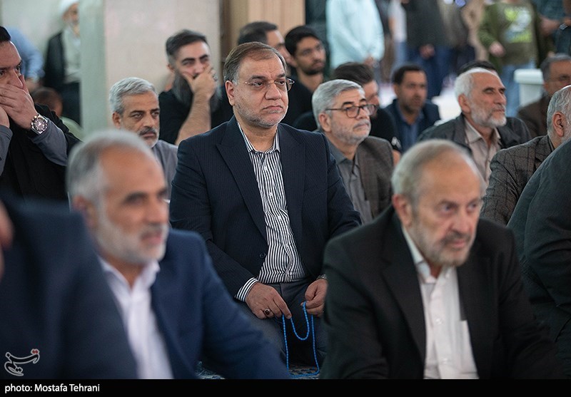 عکسی از اولین حضور مهدی فضائلی در یک مراسم بعد از حملات تندروها به او بخاطر توئیتش