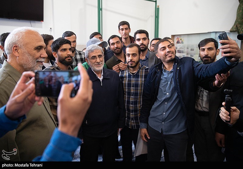 بازار داغ سلفی گرفتن با فرمانده بلندپایه سپاه پاسداران +عکس