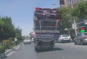 ببینید | اقدام خطرناک یک مرد روی خودرو در حال حرکت در تونل‌های تهران؛ سمند در نقش تریلی!