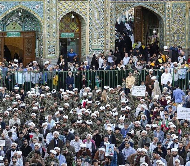 عکس | تصاویری از اعتراضات به وضعیت حجاب در قم؛ روحانیون با لباس نظامی آمدند