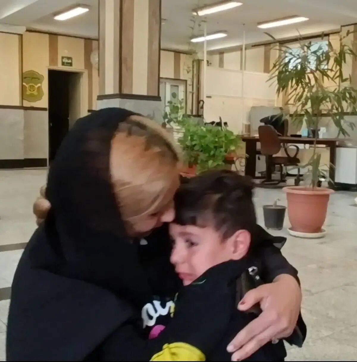 پسربچه گمشده به آغوش مادرش بازگردانده شد/ عکس