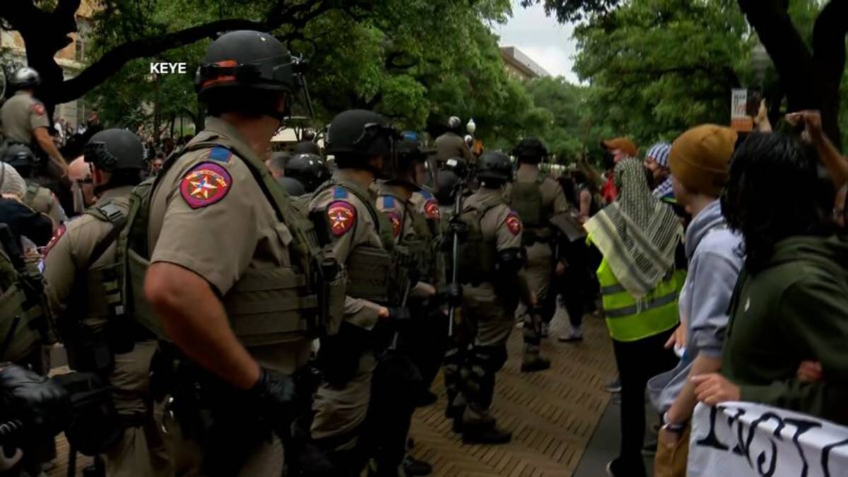 ببینید | لحظه پرتاب فیلم‌‍بردار شبکه خبری فاکس 7 به زمین هنگام پوشش زنده اعتراضات