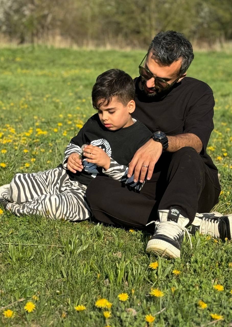 عکس‌| ژست جالب محمدحسین میثاقی و پسرش 2