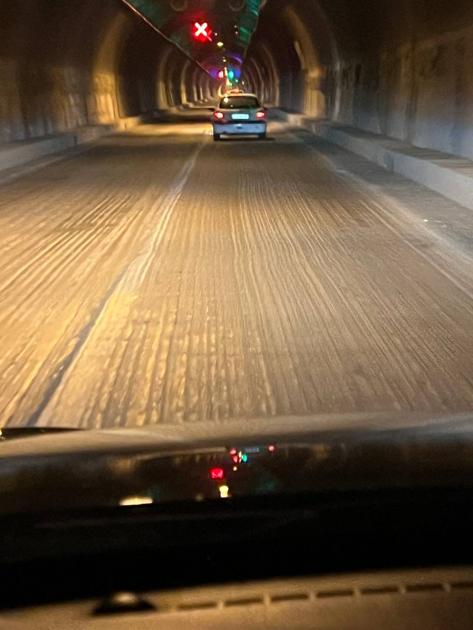 عکس | اقدام خطرناک دولت سیزدهم در تونل کندوان؛ «رقصنور» به جای «آسفالت»