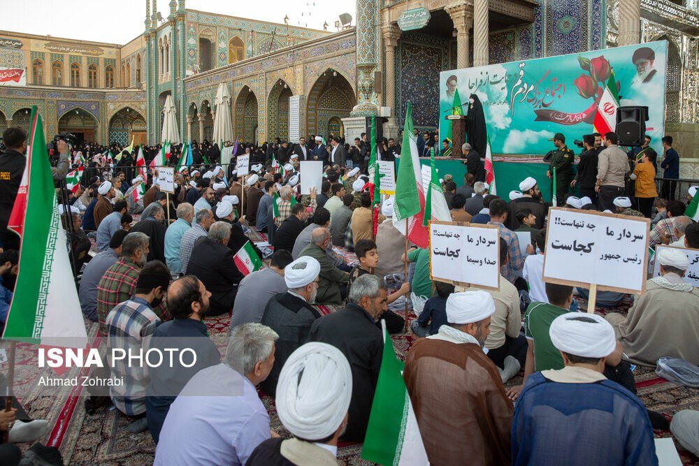 عکس | شعار روحانیون علیه ابراهیم رئیسی در تجمع مردم قم