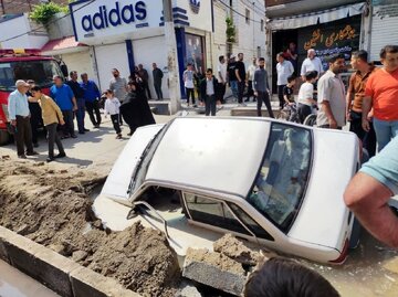 فرونشست وحشتناک زمین در گلستان/پراید در زمین فرو رفت