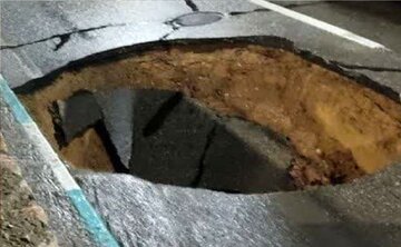 تصاویر | عکس‌های عجیب از بلعیده شدن پراید در خیابان پس از فرونشست زمین