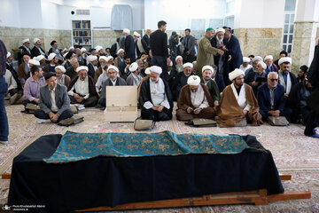 تصاویری از سیدحسن خمینی و پسرش درحال میزبانی از مهمانان مراسم تشییع پیکر عروس بزرگ امام (ره)