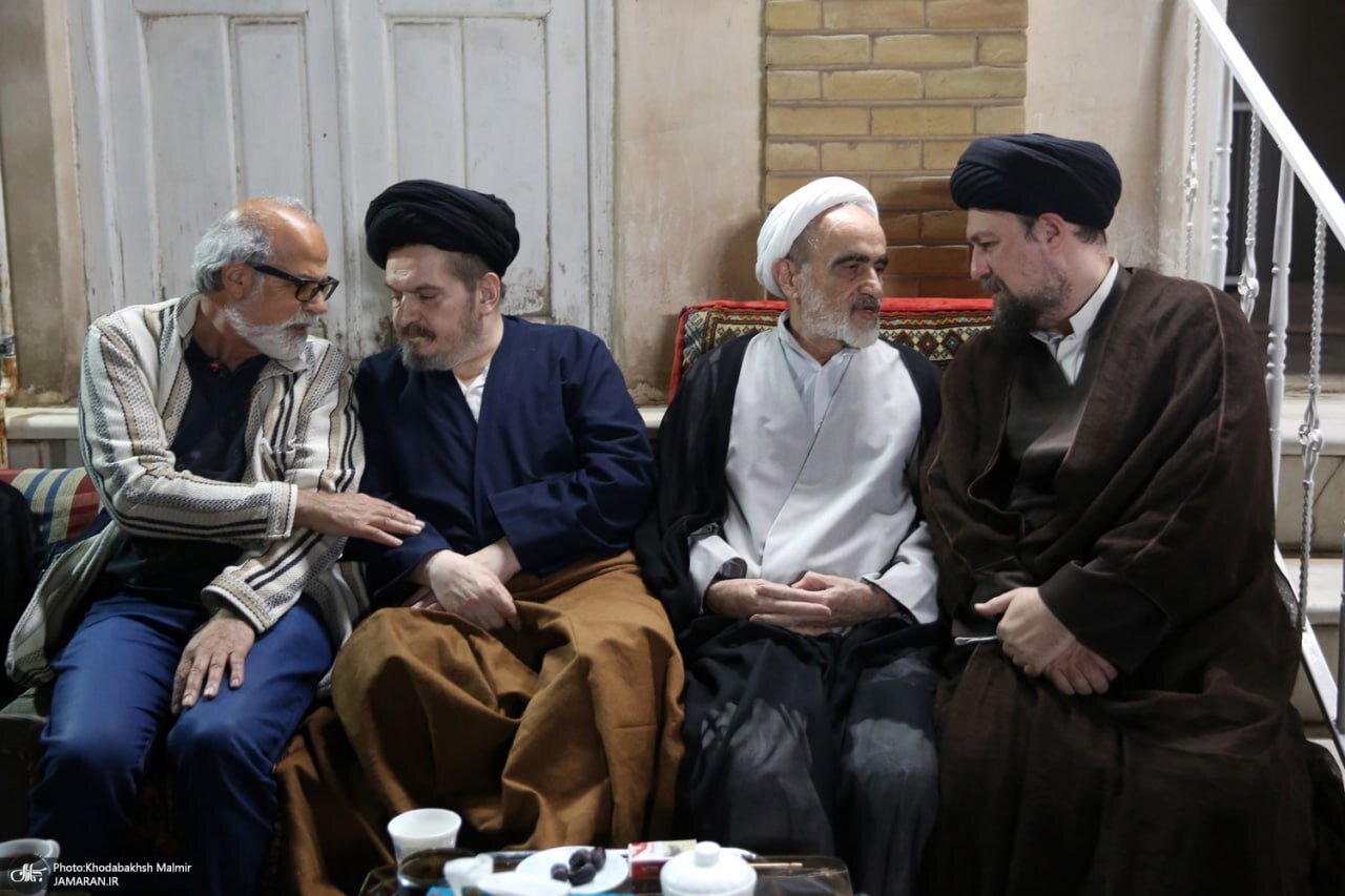 تصاویری از سیدحسن خمینی و برادرش بعد از فوت عروس ارشد امام (ره) /همراهی سیدحسین خمینی در میزبانی از مهمانان