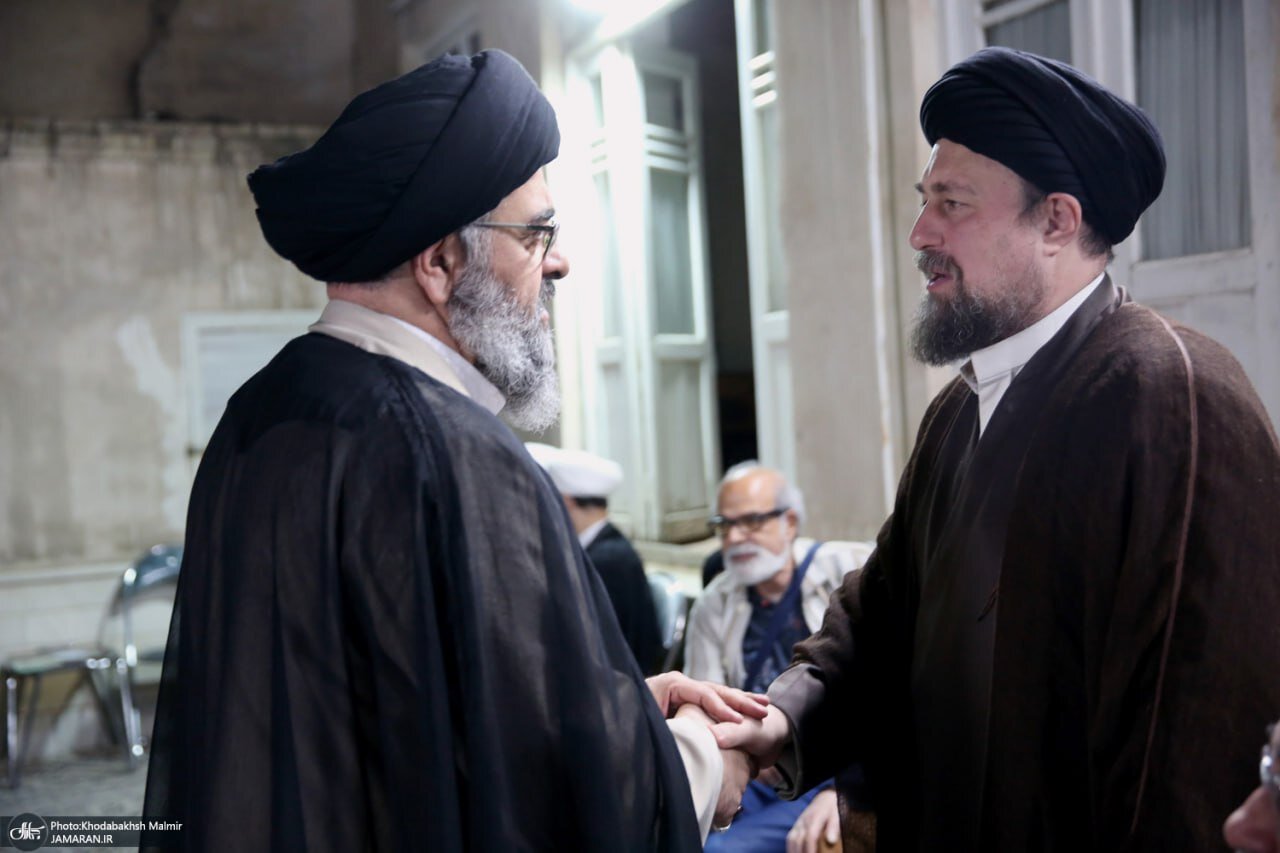 تصاویری از سیدحسن خمینی و برادرش بعد از فوت عروس ارشد امام (ره) /همراهی سیدحسین خمینی در میزبانی از مهمانان