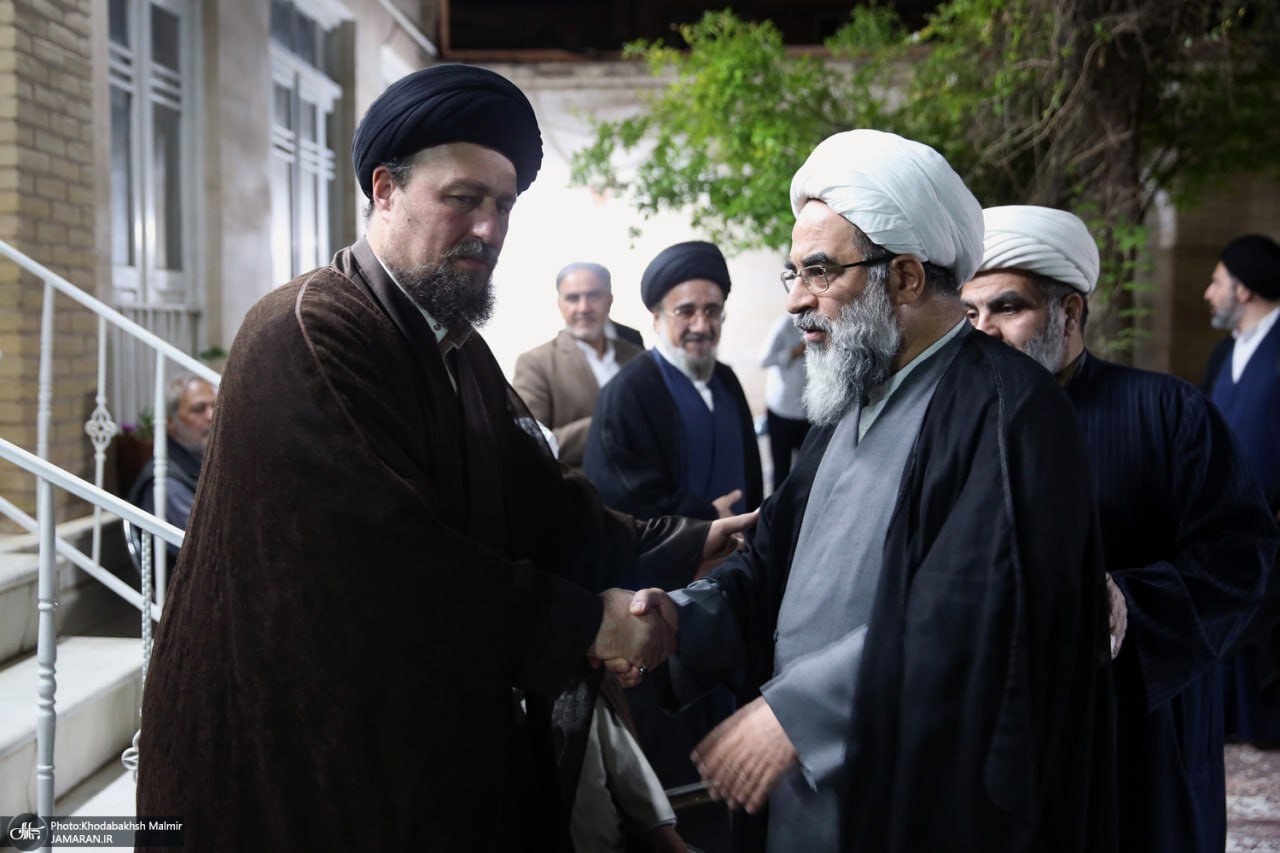 تصاویری از سیدحسن خمینی و برادرش بعد از فوت عروس ارشد امام (ره) /همراهی سیدحسین خمینی در میزبانی از مهمانان