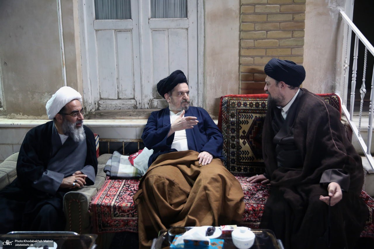 تصاویری از سیدحسن خمینی و برادرش بعد از فوت عروس ارشد امام (ره) /همراهی سیدحسین خمینی در میزبانی از مهمانان