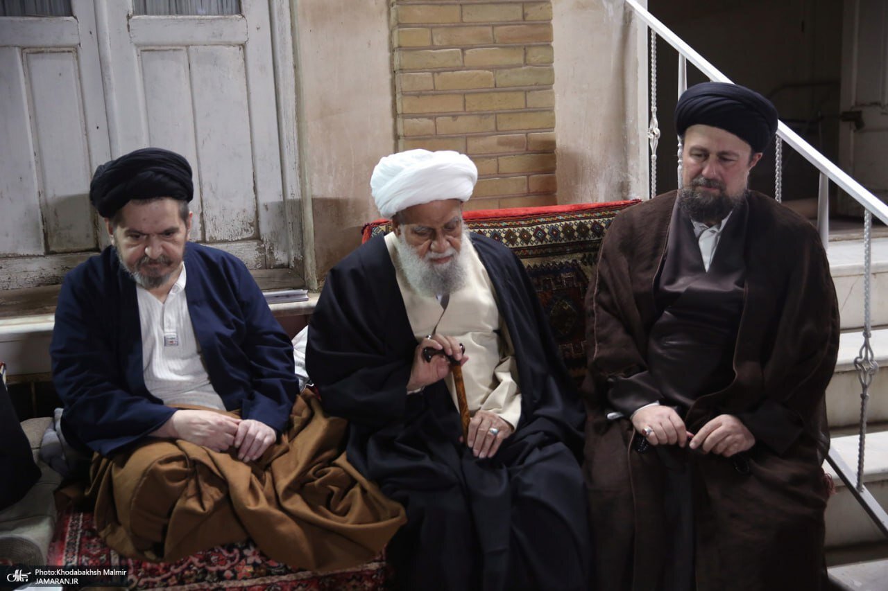تصاویری از سیدحسن خمینی و برادرش بعد از فوت عروس ارشد امام (ره) /همراهی سیدحسین خمینی در میزبانی از مهمانان