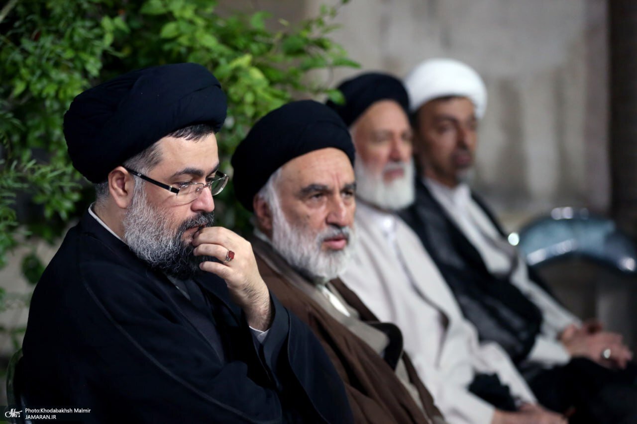 تصاویری از سیدحسن خمینی و برادرش بعد از فوت عروس ارشد امام (ره) /همراهی سیدحسین خمینی در میزبانی از مهمانان