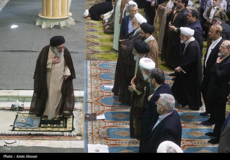 ژست جالب احمد خاتمی مقابل کاظم صدیقی در نماز جمعه