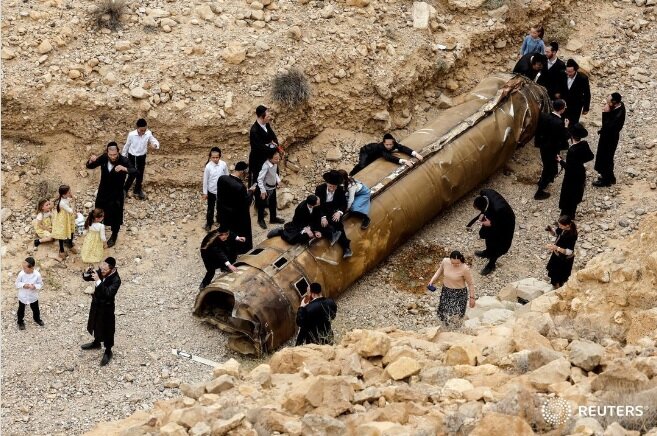 عکسی پربازدید از حضور خاخام‌های اسرائیلی در کنار بوستر موشک‌های ایرانی