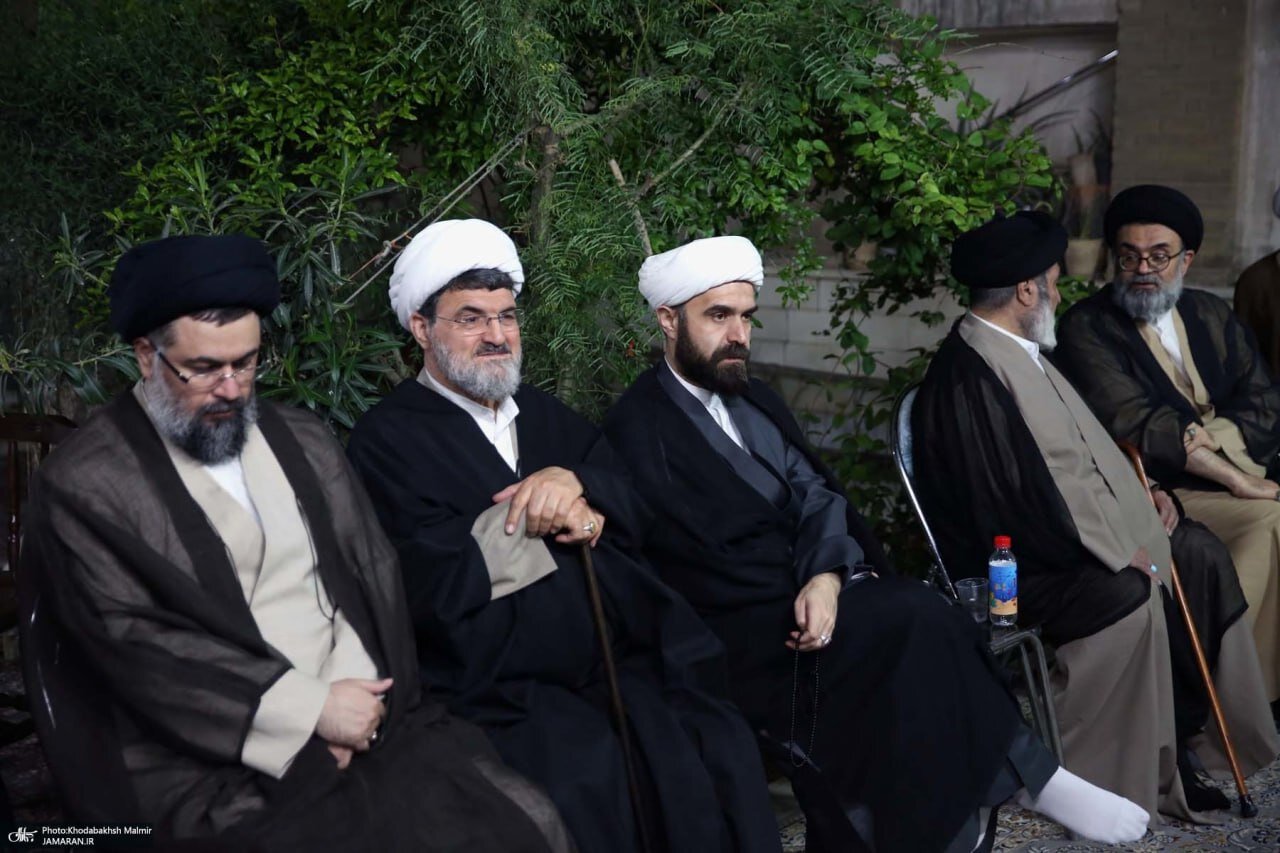 تصاویری از نوه و نتیجه امام خمینی در یک مراسم عزاداری