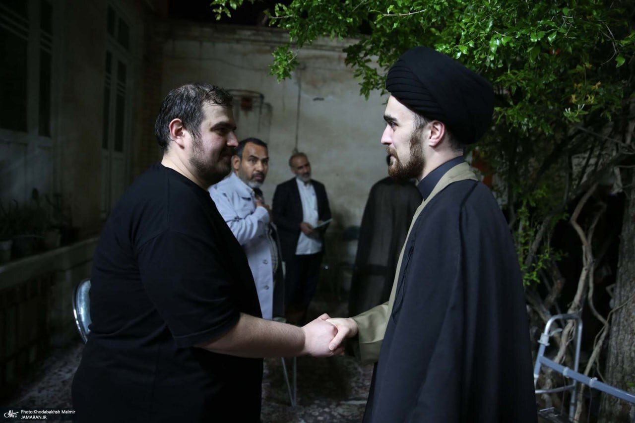 تصاویری از نوه و نتیجه امام خمینی در مراسم عزاداری فوت عروس ارشد امام (ره)