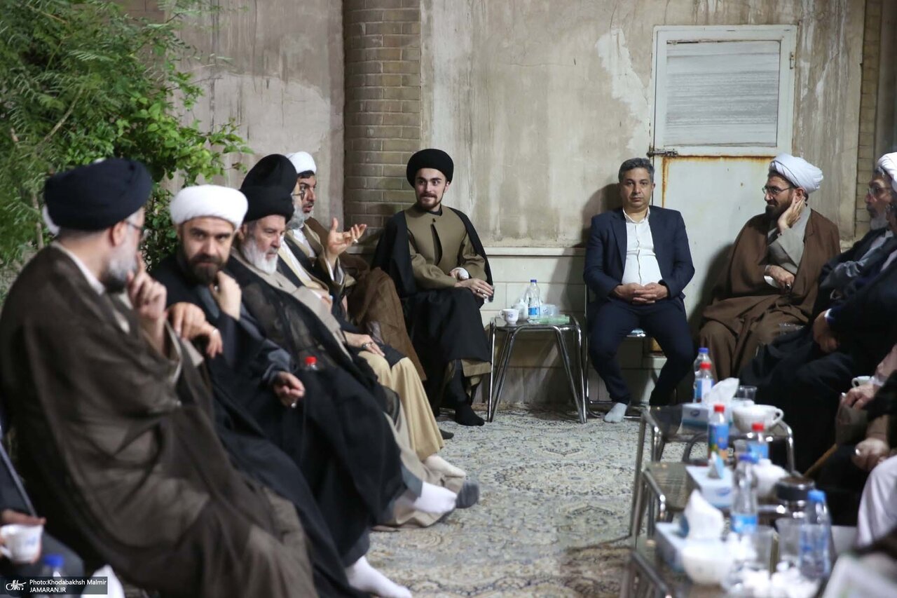 تصاویری از نوه و نتیجه امام خمینی در مراسم عزاداری فوت عروس ارشد امام (ره)