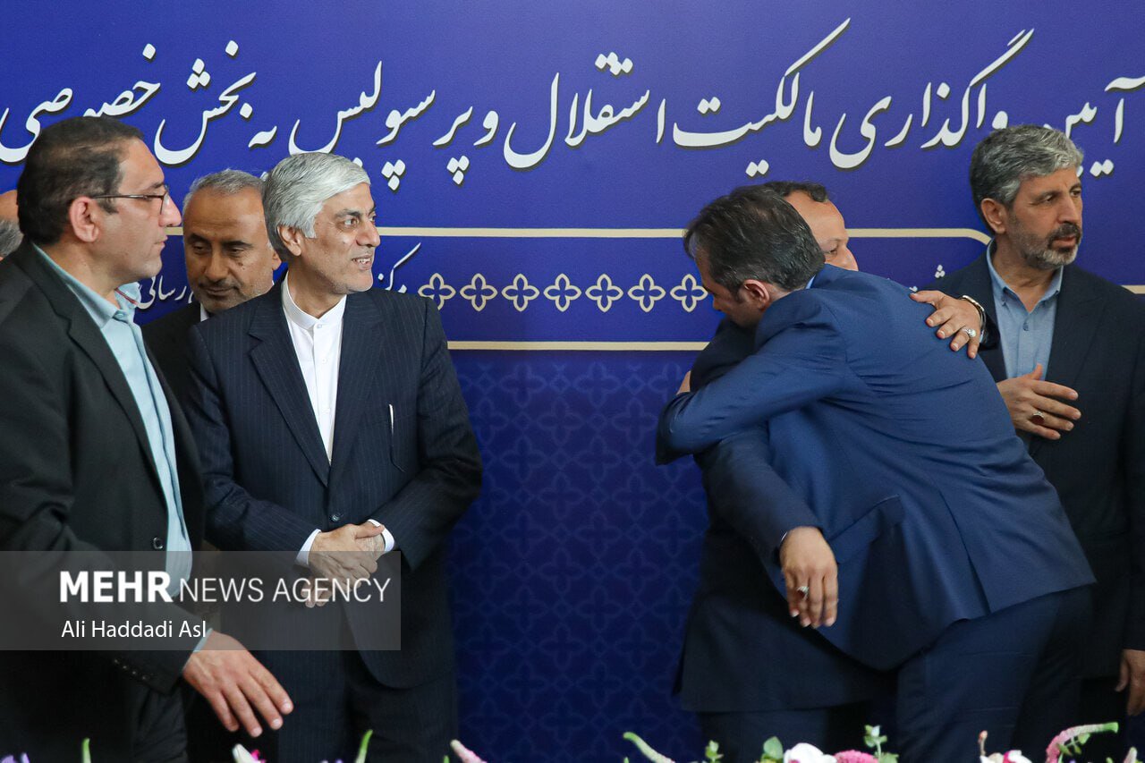 عکس | بغل گرفتن عجیب یک مرد توسط وزیر اقتصاد