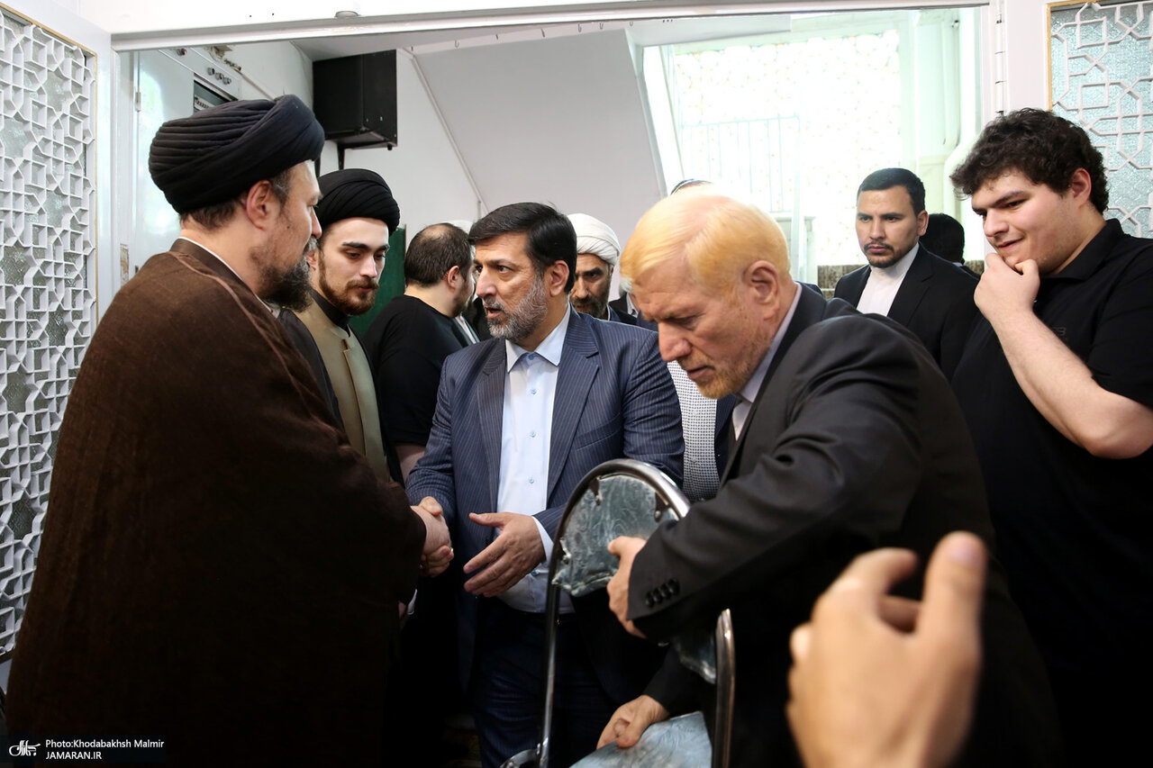 تصاویری از سیدحسن خمینی و پسرش درحال میزبانی از مهمانان مراسم تشییع پیکر عروس بزرگ امام (ره)
