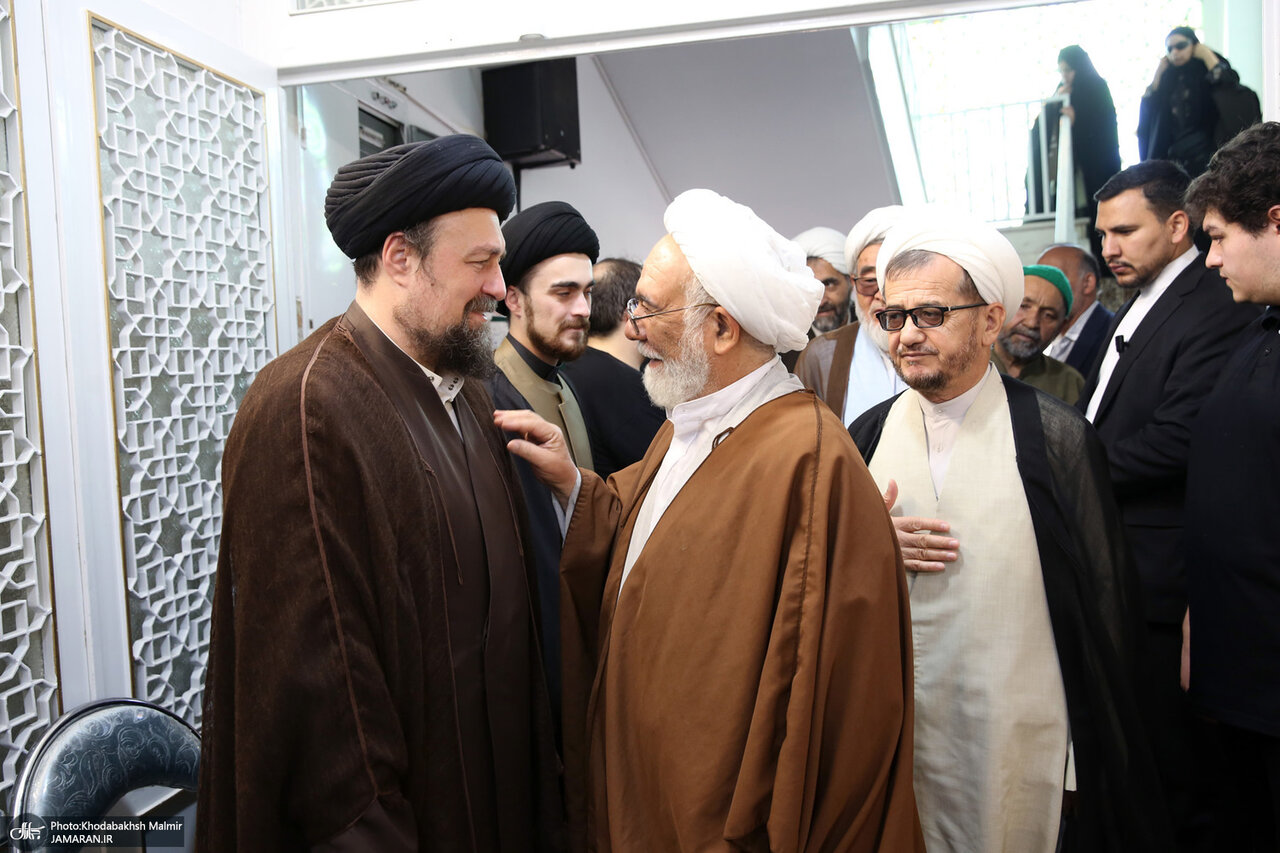 تصاویری از سیدحسن خمینی و پسرش درحال میزبانی از مهمانان مراسم تشییع پیکر عروس بزرگ امام (ره)