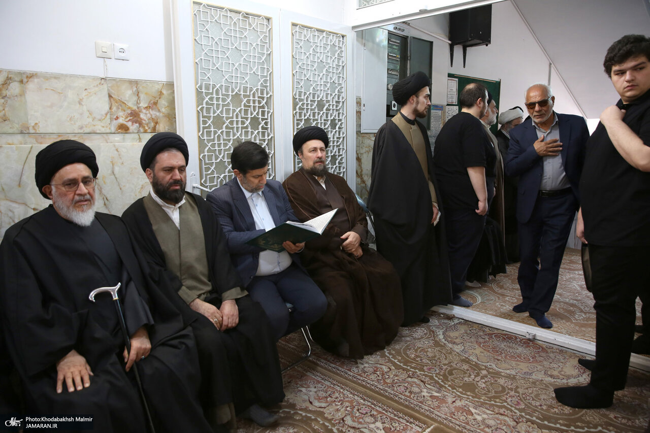 تصاویری از سیدحسن خمینی و پسرش درحال میزبانی از مهمانان مراسم تشییع پیکر عروس بزرگ امام (ره)