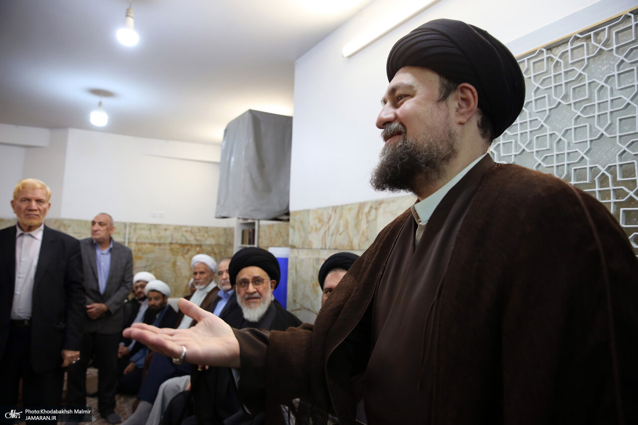 تصاویری از سیدحسن خمینی و پسرش درحال میزبانی از مهمانان مراسم تشییع پیکر عروس بزرگ امام (ره)