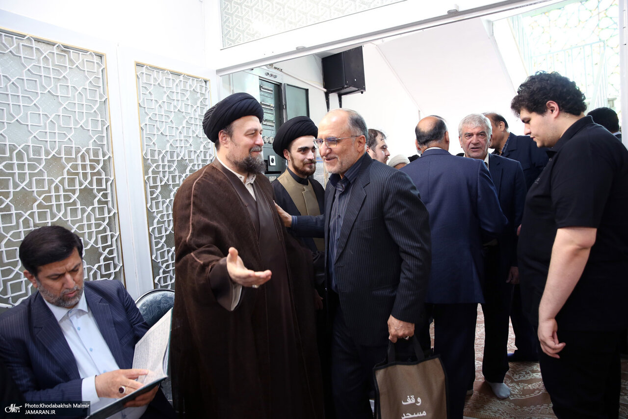تصاویری از سیدحسن خمینی و پسرش درحال میزبانی از مهمانان مراسم تشییع پیکر عروس بزرگ امام (ره)