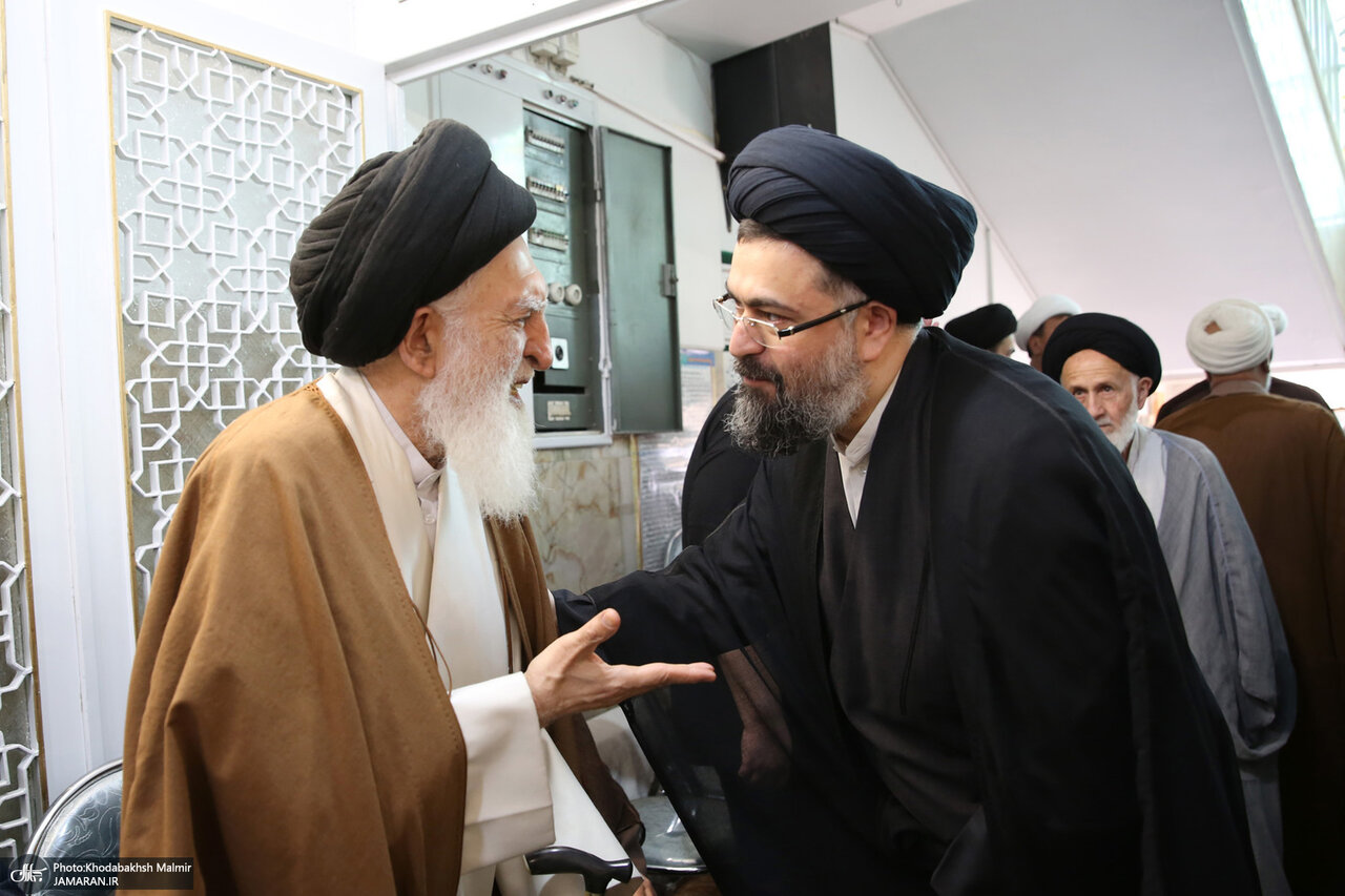 تصاویری از سیدحسن خمینی و پسرش درحال میزبانی از مهمانان مراسم تشییع پیکر عروس بزرگ امام (ره)