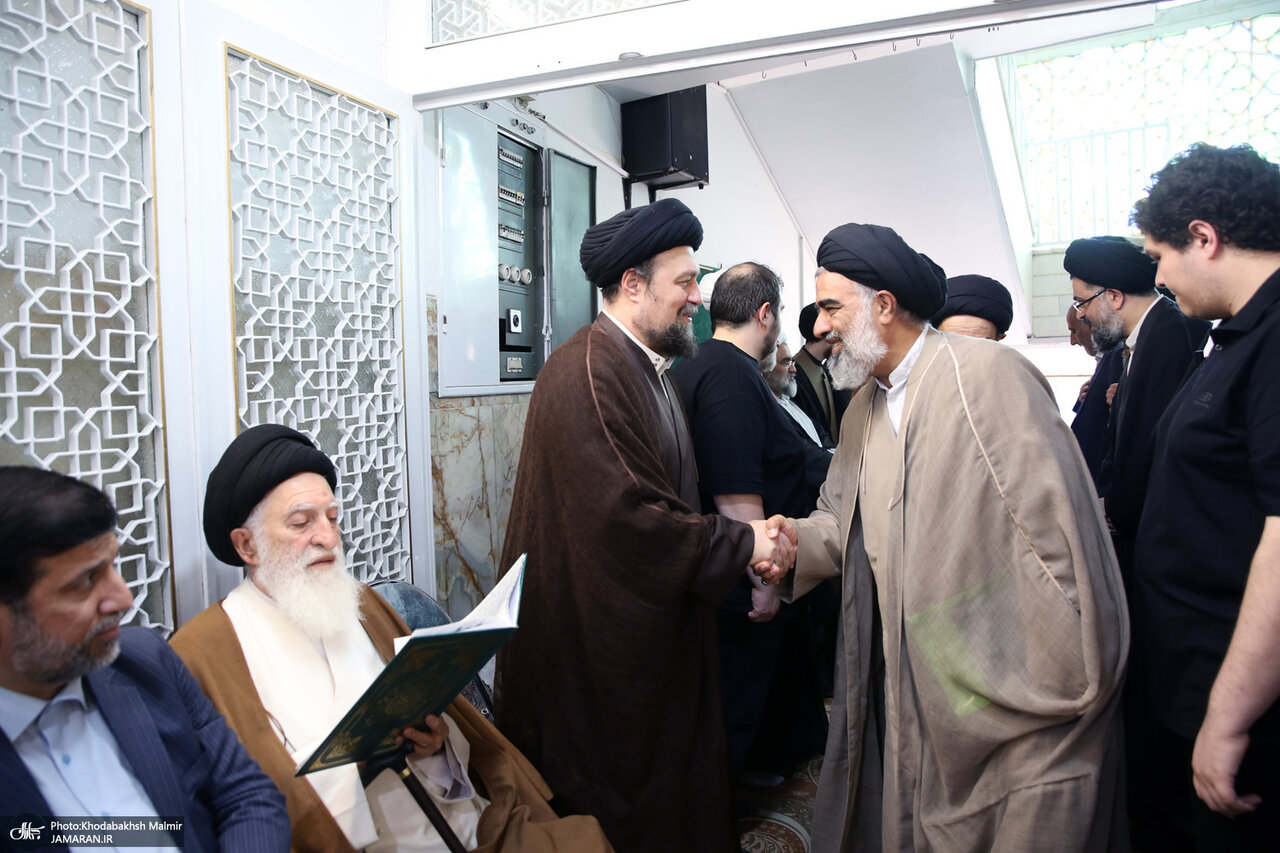 تصاویری از سیدحسن خمینی و پسرش درحال میزبانی از مهمانان مراسم تشییع پیکر عروس بزرگ امام (ره)