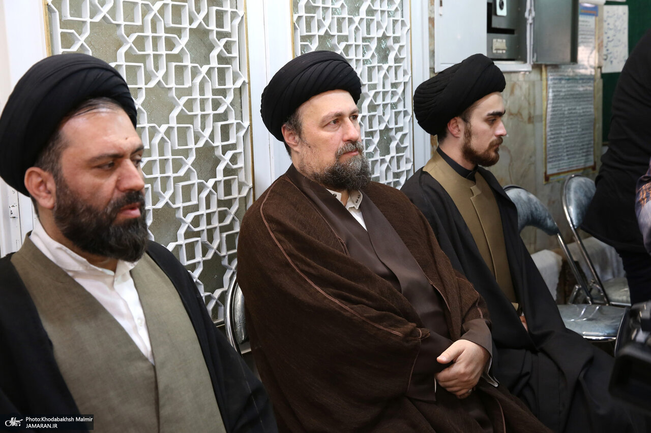 تصاویری از سیدحسن خمینی و پسرش درحال میزبانی از مهمانان مراسم تشییع پیکر عروس بزرگ امام (ره)