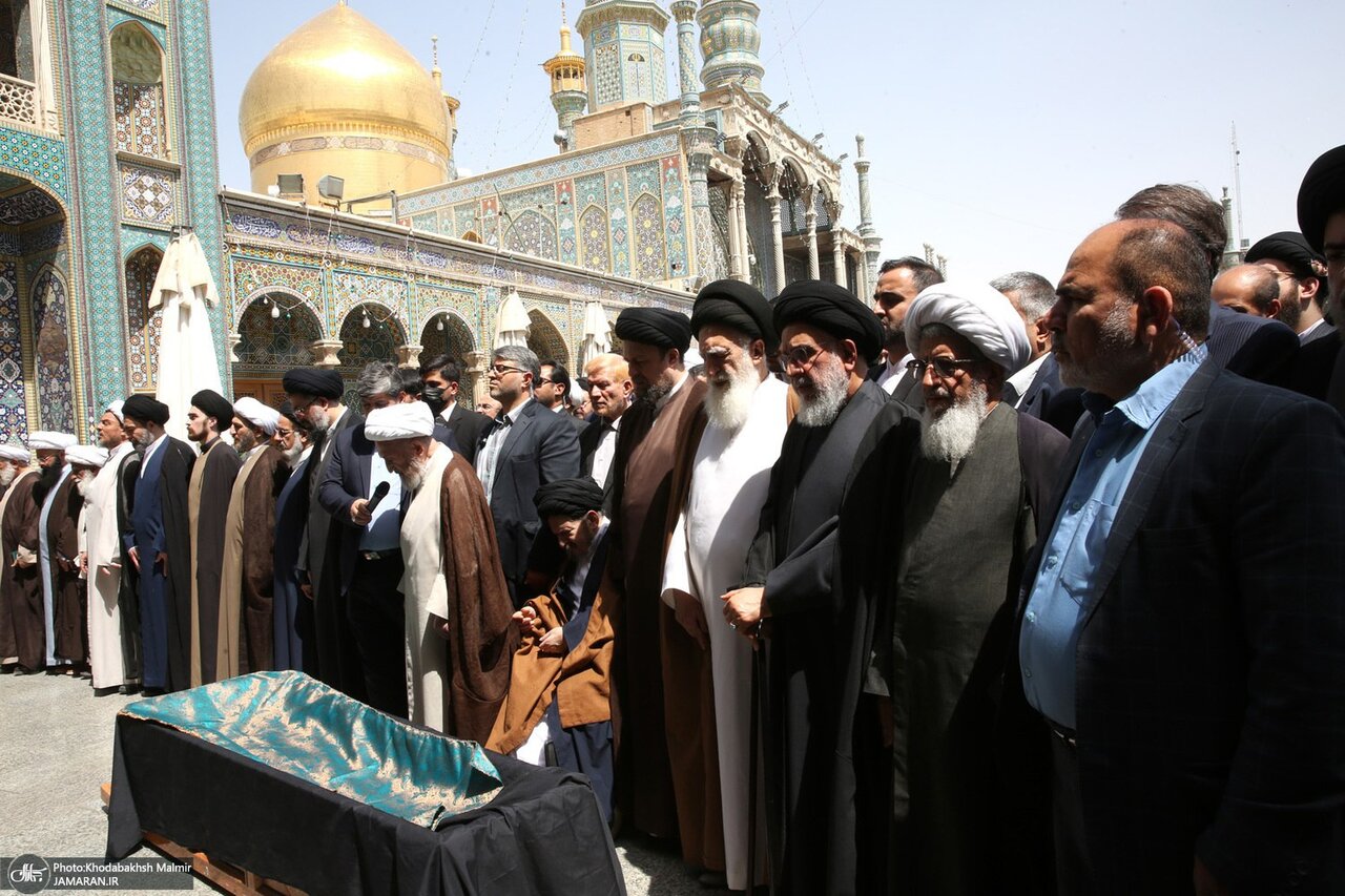 عکسی از سیدحسین خمینی در هنگام نماز بر پیکر مادرش 2