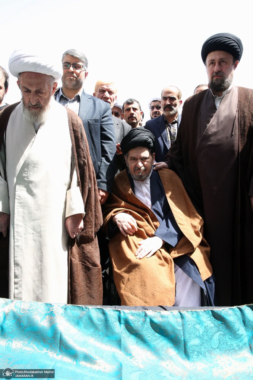 عکسی از سیدحسین خمینی در هنگام نماز بر پیکر مادرش