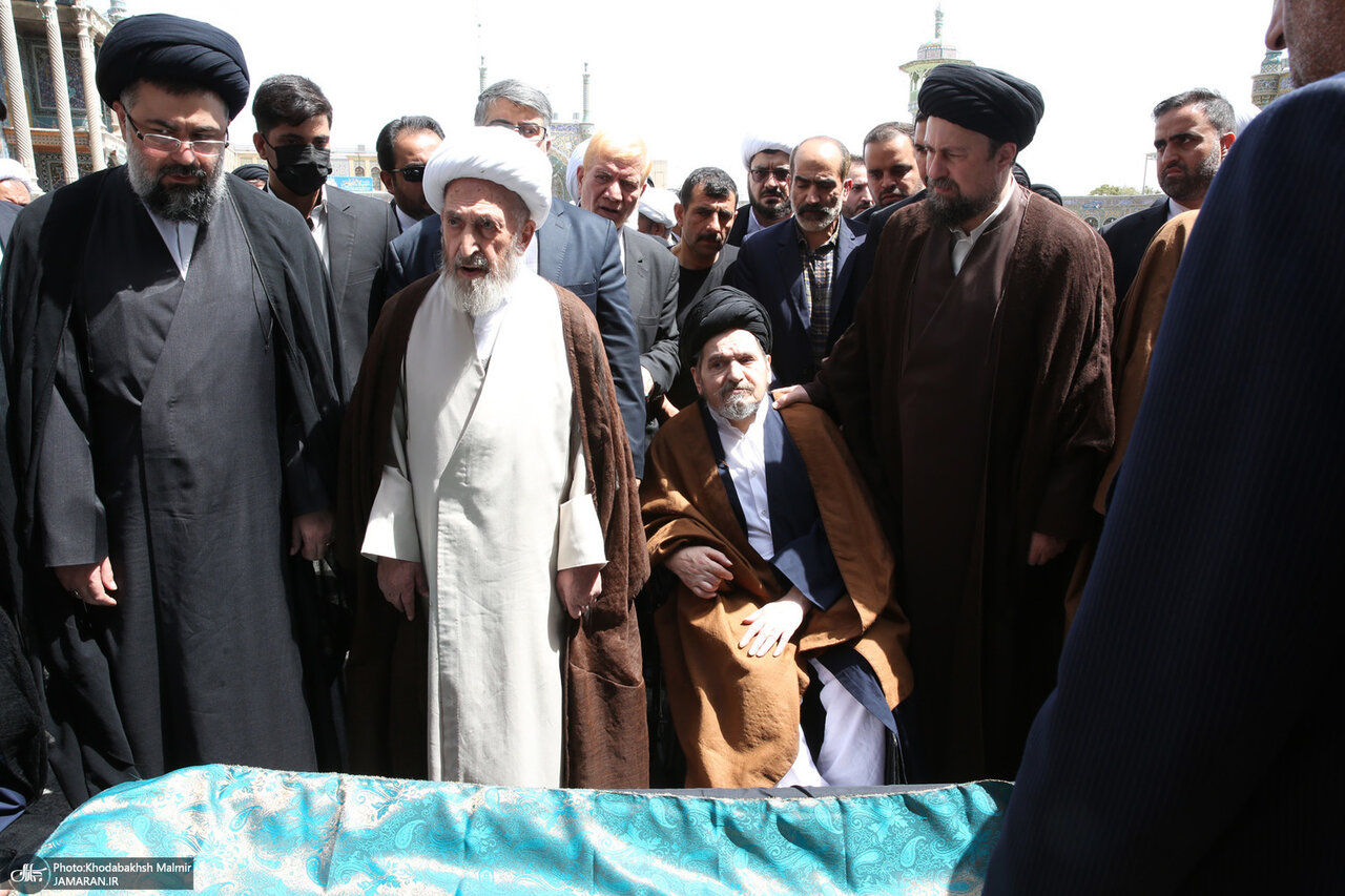 کدام مرجع تقلید بر پیکر عروس امام ( ره) اقامه نماز کرد؟ +عکس