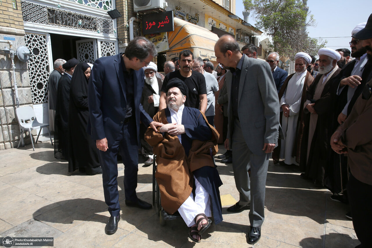 عکسی از مادر سیدحسن خمینی در مراسم تشییع پیکر عروس ارشد امام /دختر امام هم آمد