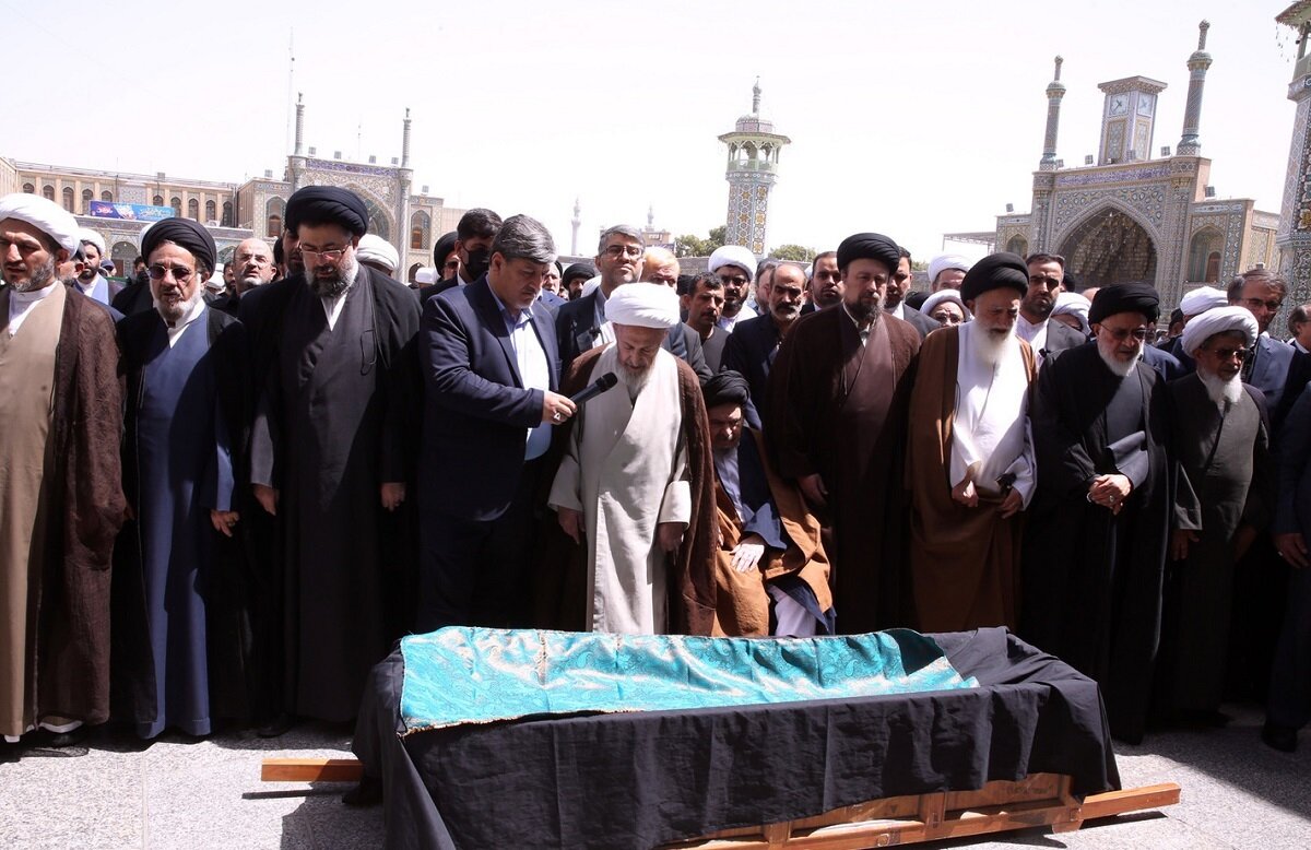کدام مرجع تقلید بر پیکر عروس امام ( ره) اقامه نماز کرد؟ +عکس
