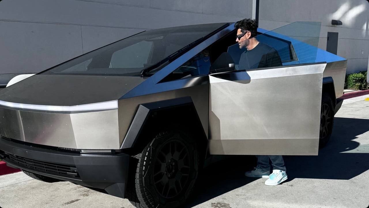 عکس | شوآف محمدرضا گلزار با تسلا سایبرتراک جدیدش