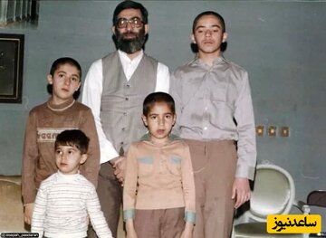 عکس | تصویری تاریخی از رهبر انقلاب در کنار اولین فرزندشان در سال ۱۳۴۸