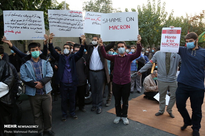 ببینید | تصاویری از تجمع دانشجویان استان تهران مقابل سفارت فرانسه