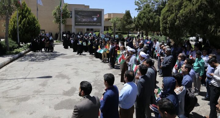 ببینید | اقامه نماز جماعت در مقابل دانشگاه تهران؛ دانشجویان به میدان آمدند