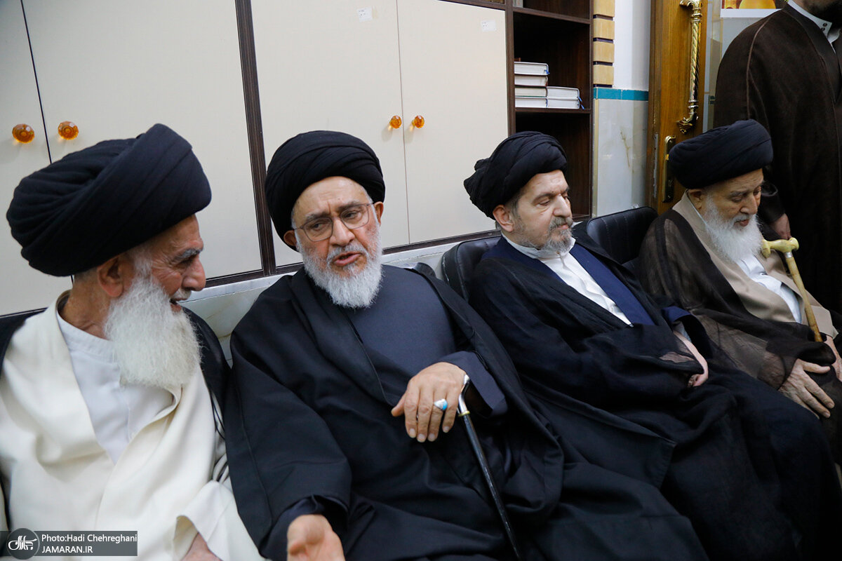 عکس هایی از چهره غمگین سیدحسین خمینی در مراسم ختم مادرش