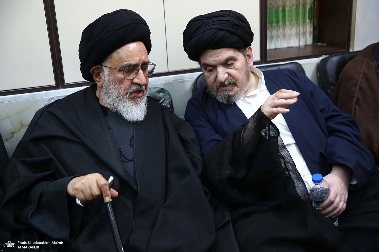 عکس هایی از چهره غمگین سیدحسین خمینی در مراسم ختم مادرش