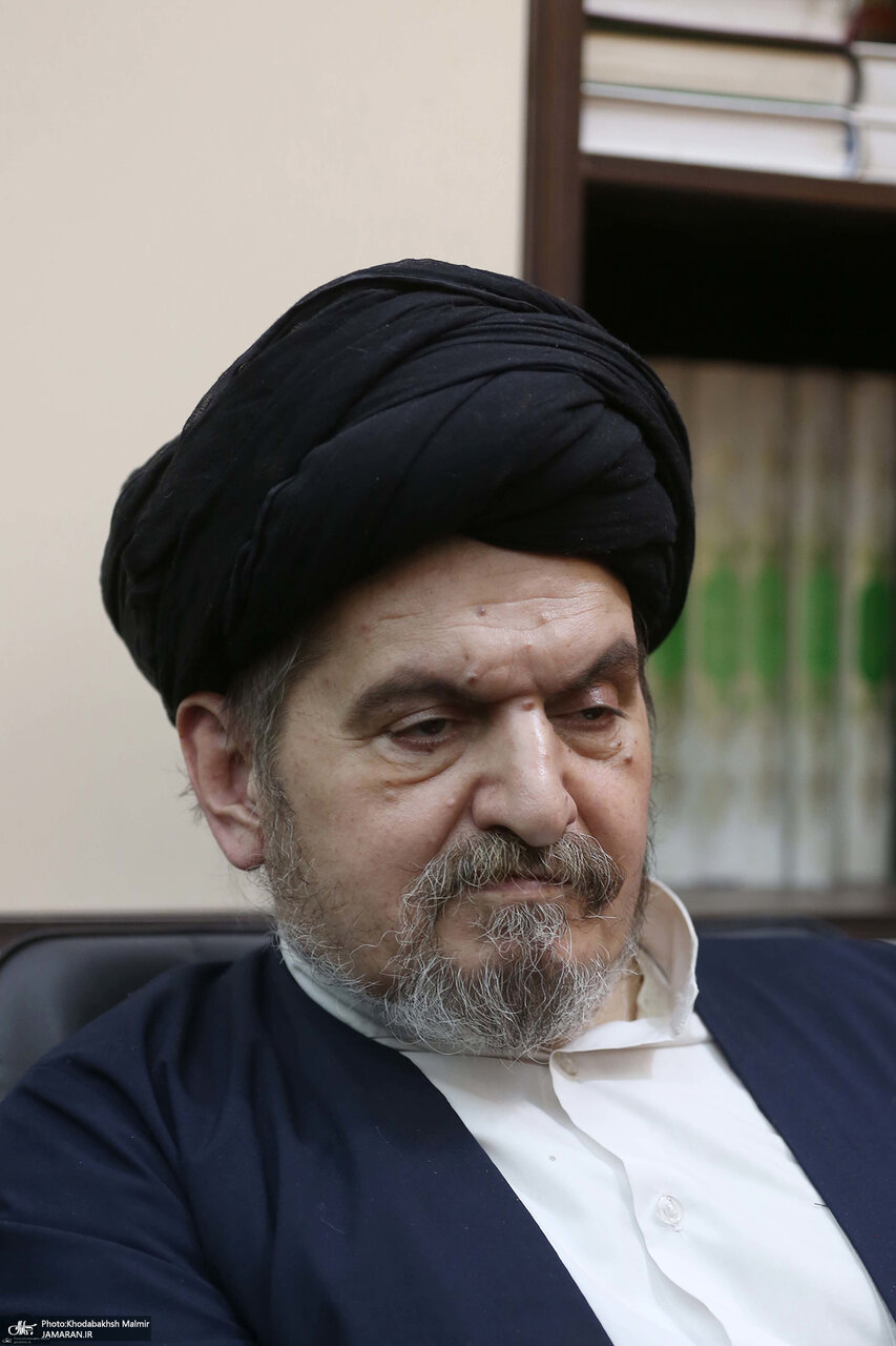 عکس هایی از چهره غمگین سیدحسین خمینی در مراسم ختم مادرش