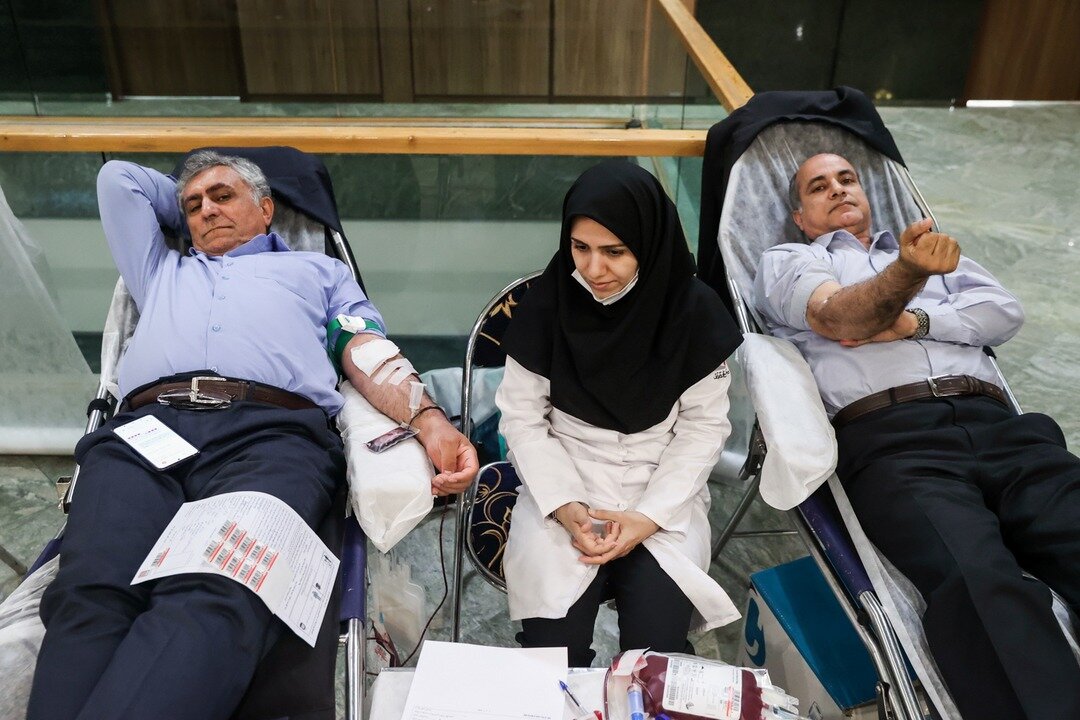تصاویری متفاوت از نمایندگان در حال اهدای خون